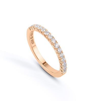 Grynge – Elegant ring i 18k guld med fishtailfattade ädelstenar