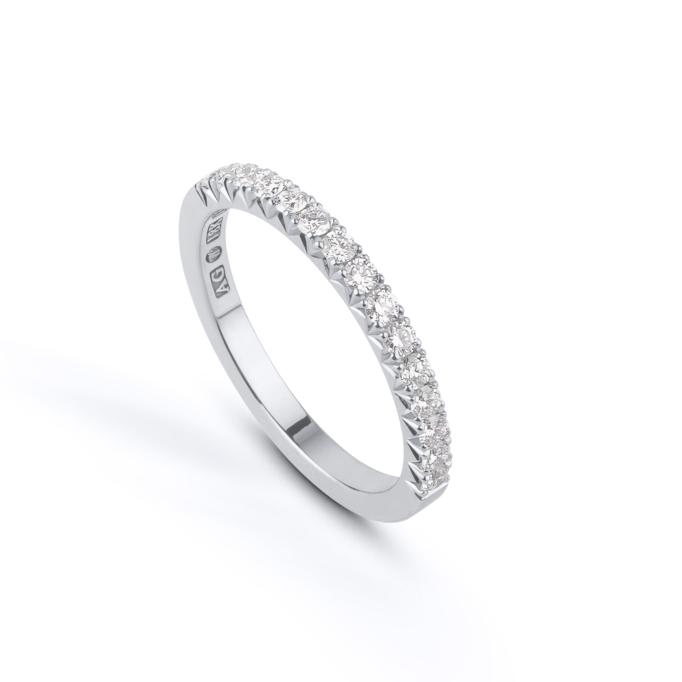 Grynge – Elegant ring i 18k guld med fishtailfattade ädelstenar