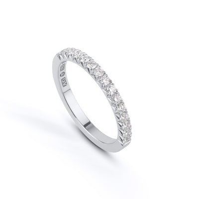Grynge – Elegant ring i 18k guld med fishtailfattade ädelstenar