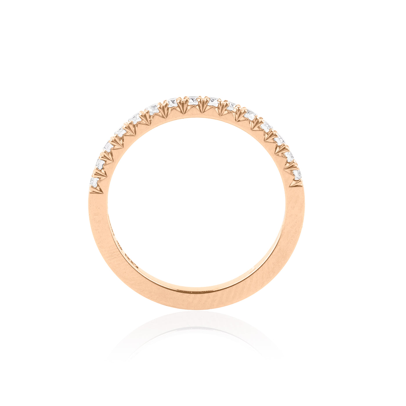 Grynge – Elegant ring i 18k guld med fishtailfattade ädelstenar