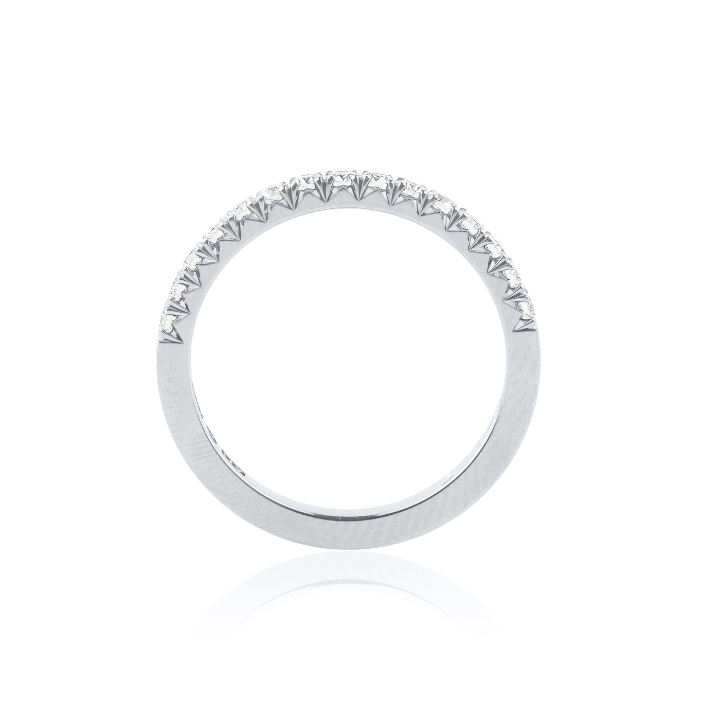 Grynge – Elegant ring i 18k guld med fishtailfattade ädelstenar
