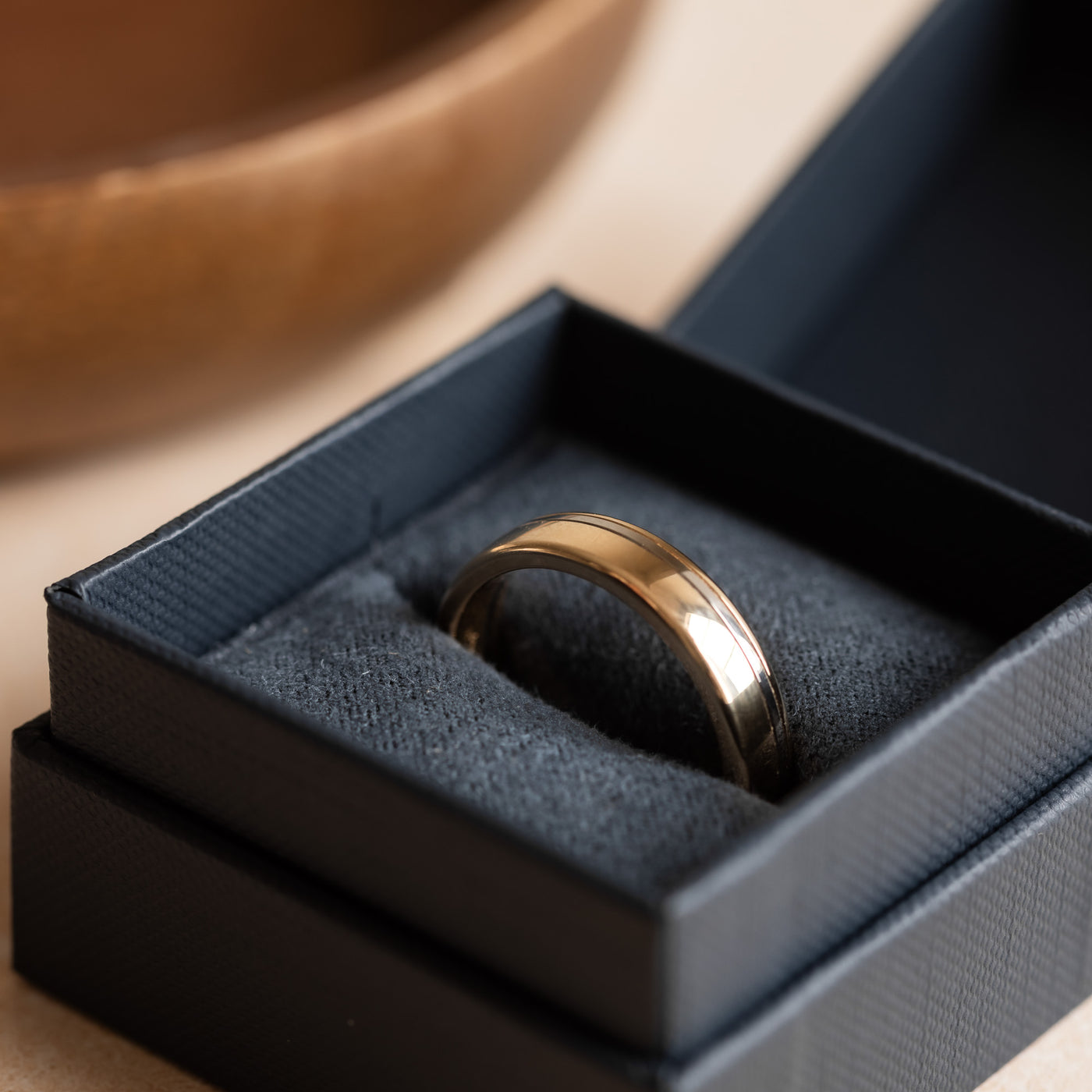 Herrvik- Ring i rött guld med spår i vitt guld