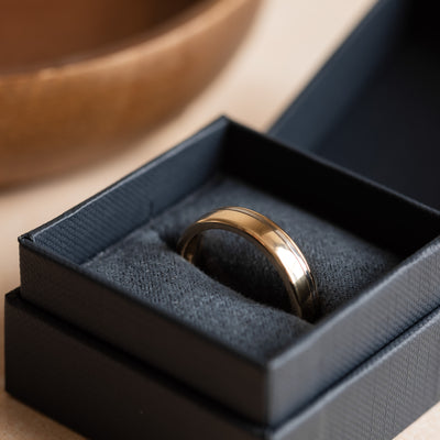 Herrvik- Ring i rött guld med spår i vitt guld