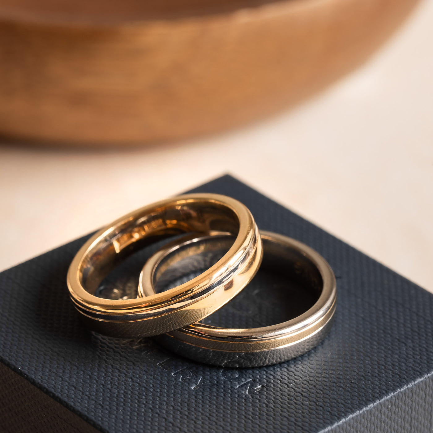 Herrvik - Ring i vitguld med spår i rödguld