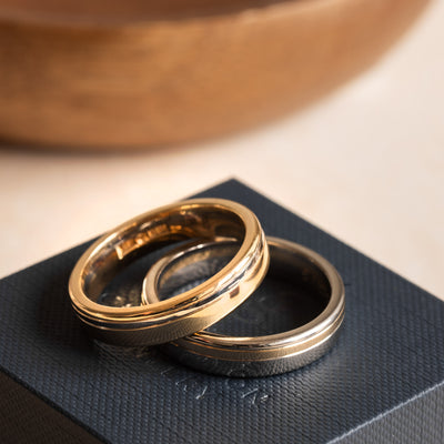 Herrvik - Ring i vitguld med spår i rödguld