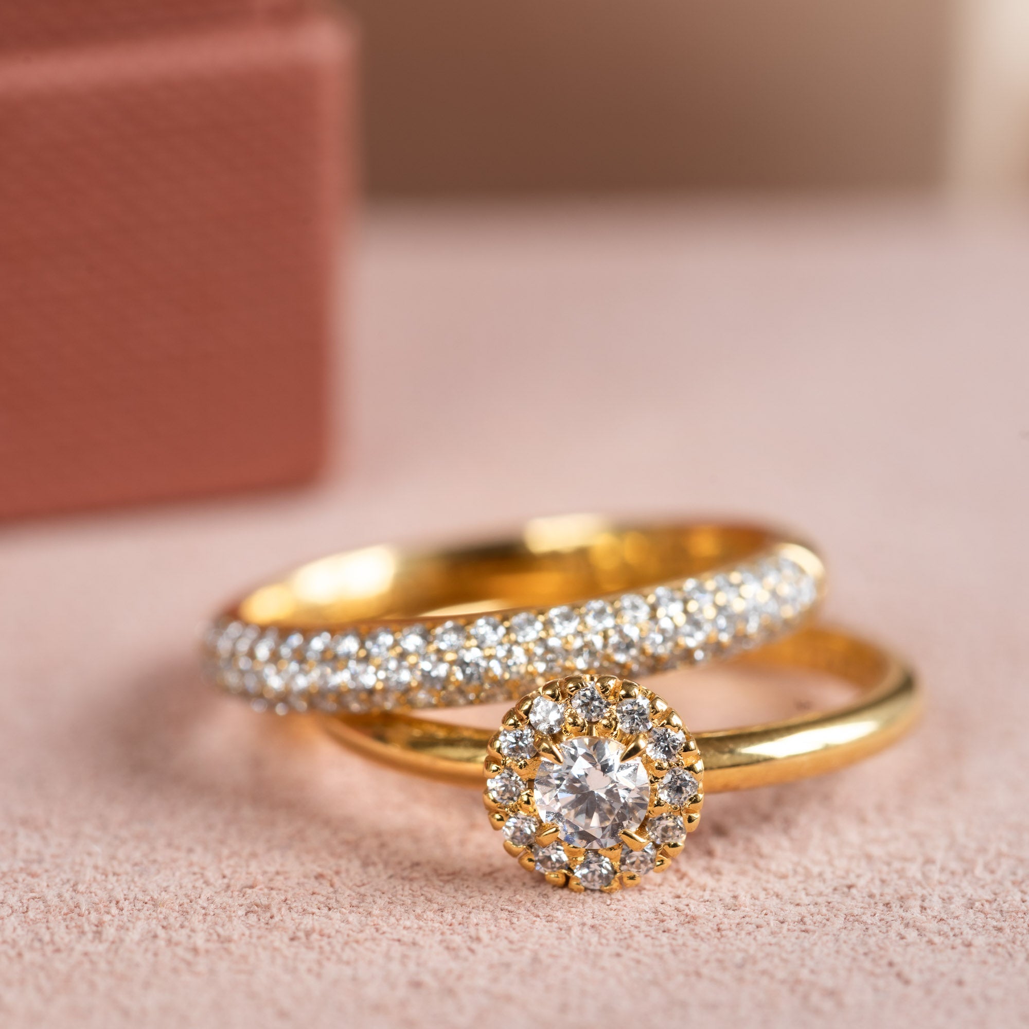 Själsö – Smal solitärring i 18k guld med briljantkrans