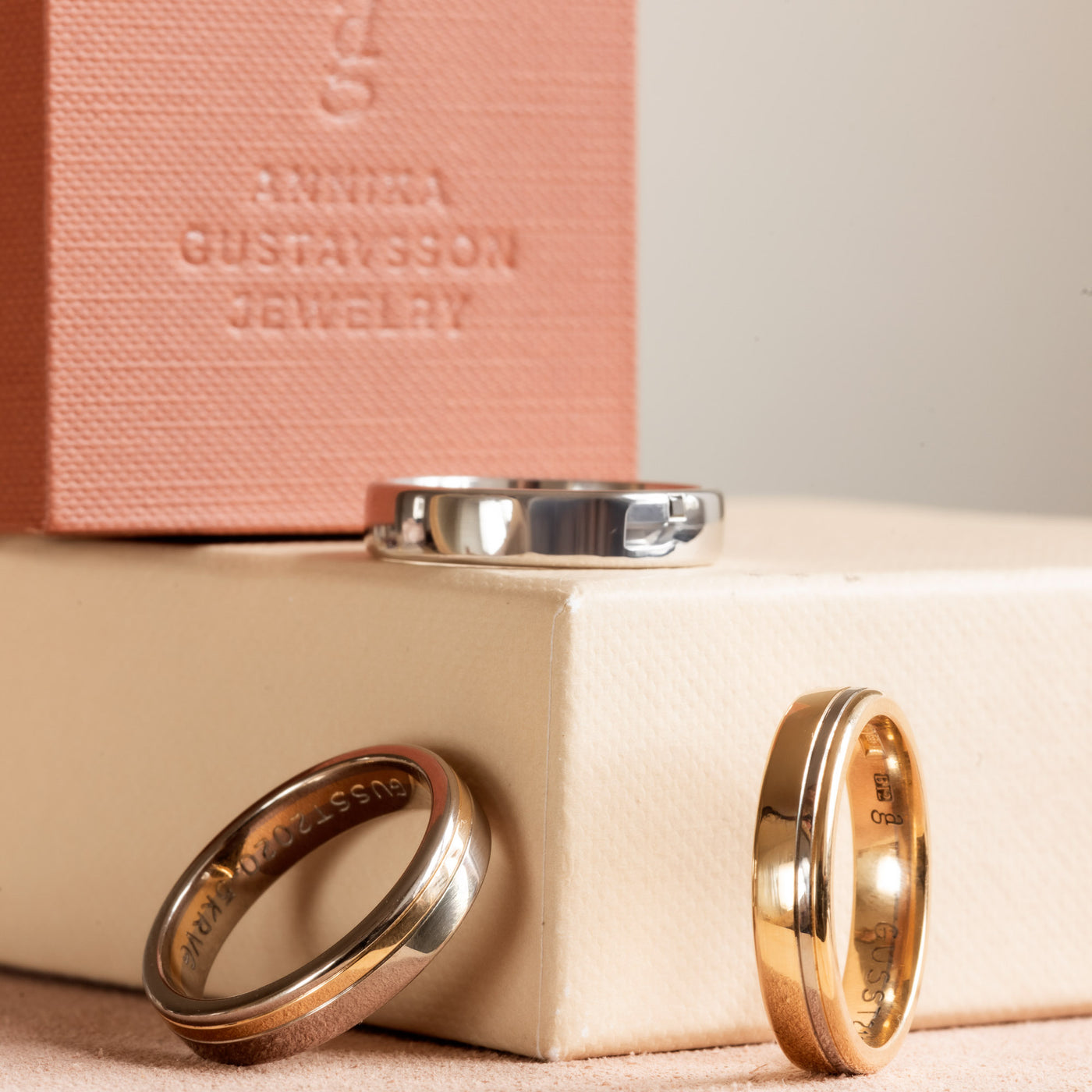 Herrvik - Ring i vitguld med spår i rödguld