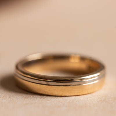 Herrvik- Ring i rött guld med spår i vitt guld