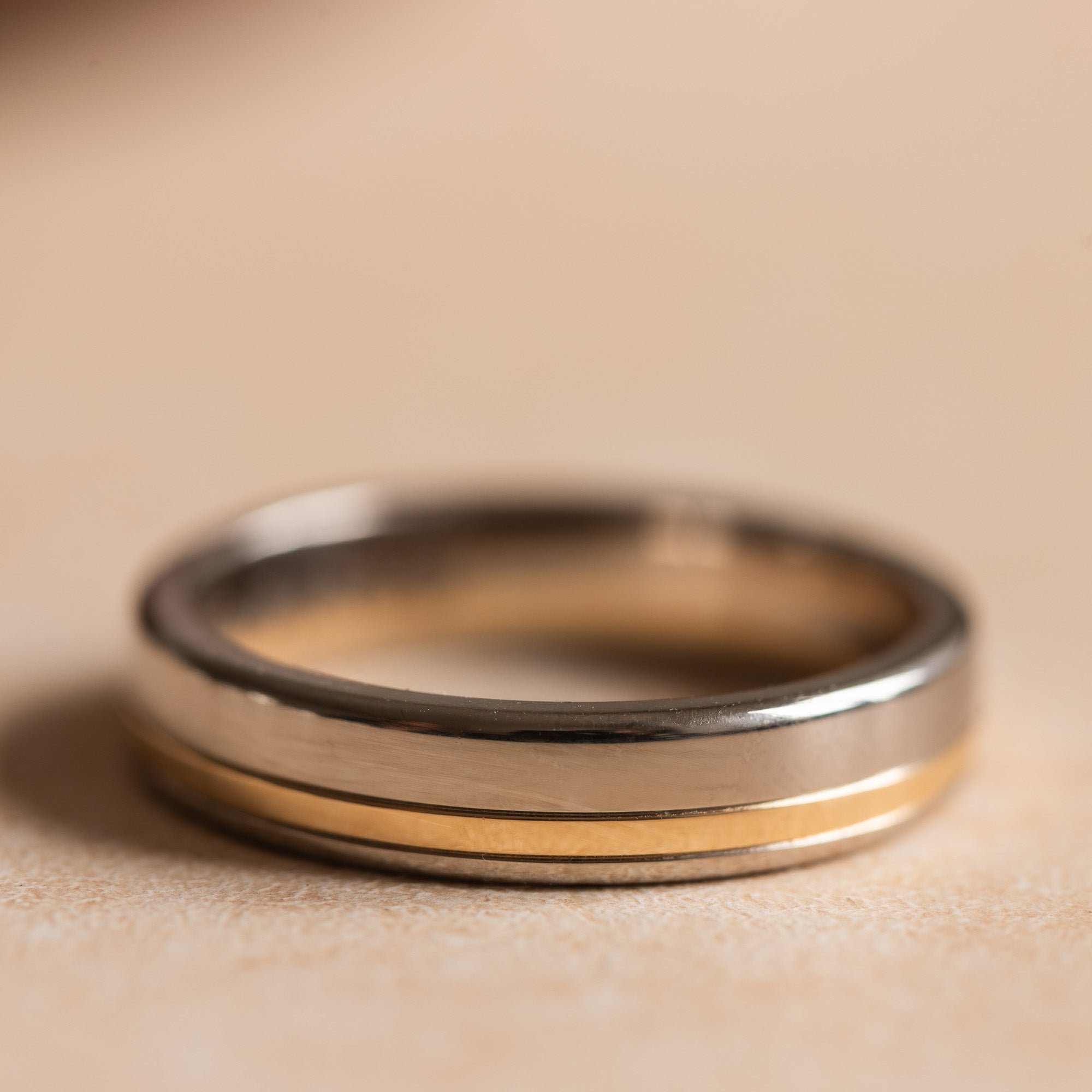 Herrvik - Ring i vitguld med spår i rödguld