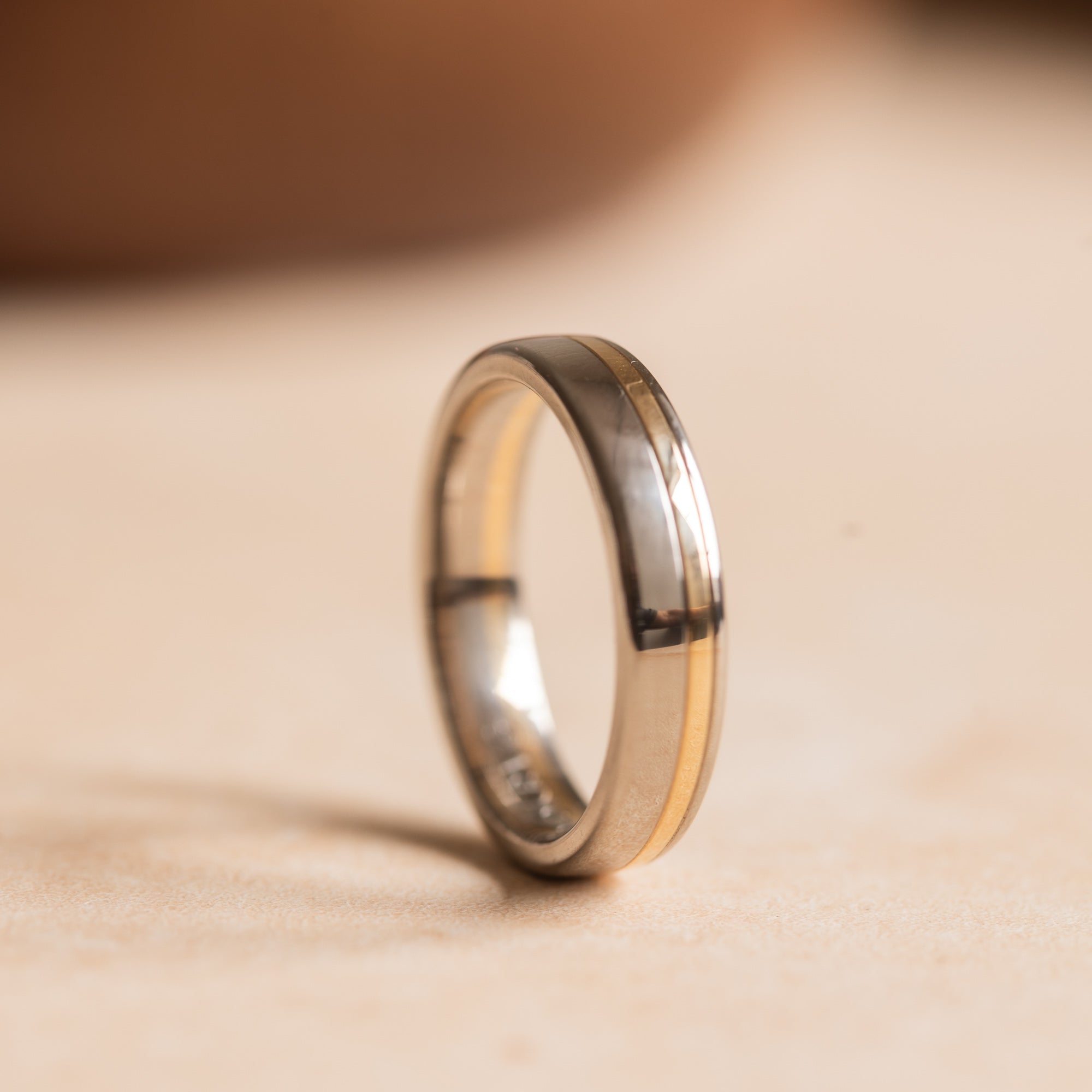 Herrvik - Ring i vitguld med spår i rödguld