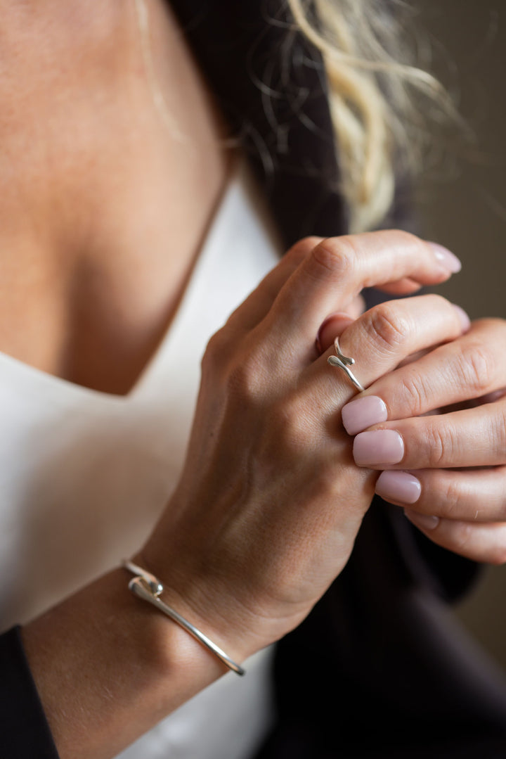 Got Your Back ring i 18k guld, elegant och liten design.