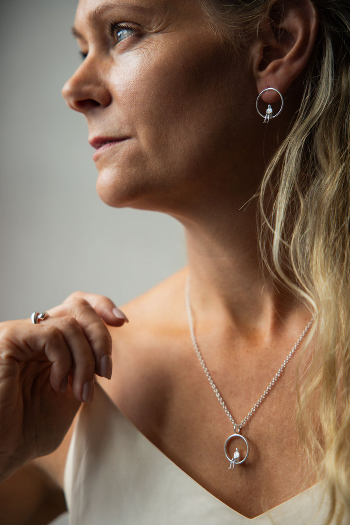 Egentid halsband med liten silverberlock på person.