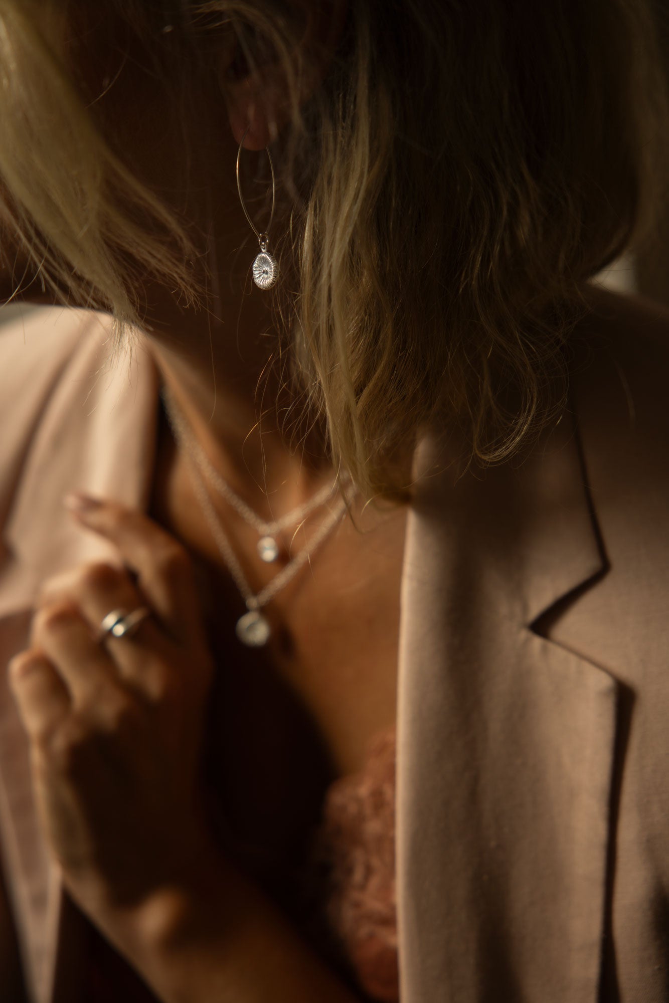 Knappkorall - Örhängen på lång krok