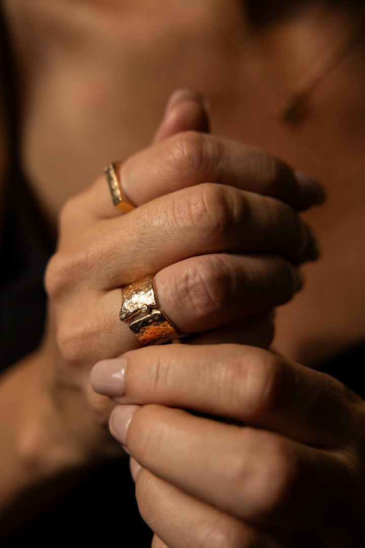 KARG ring i guld med grå diamant, unik design