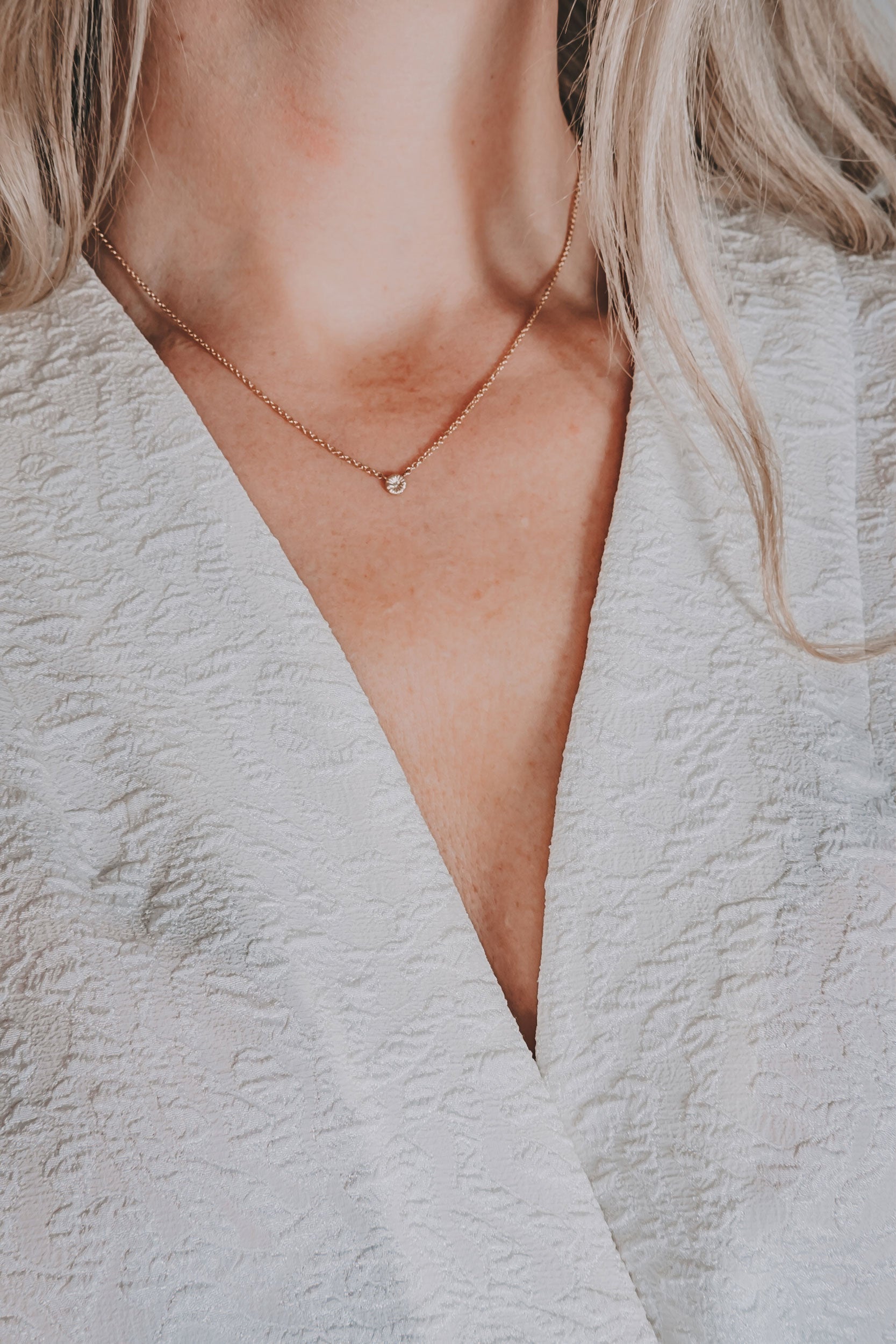 Litet Knappkorall halsband i 18k guld eller 925 silver, 5 mm fossil från Gotland.