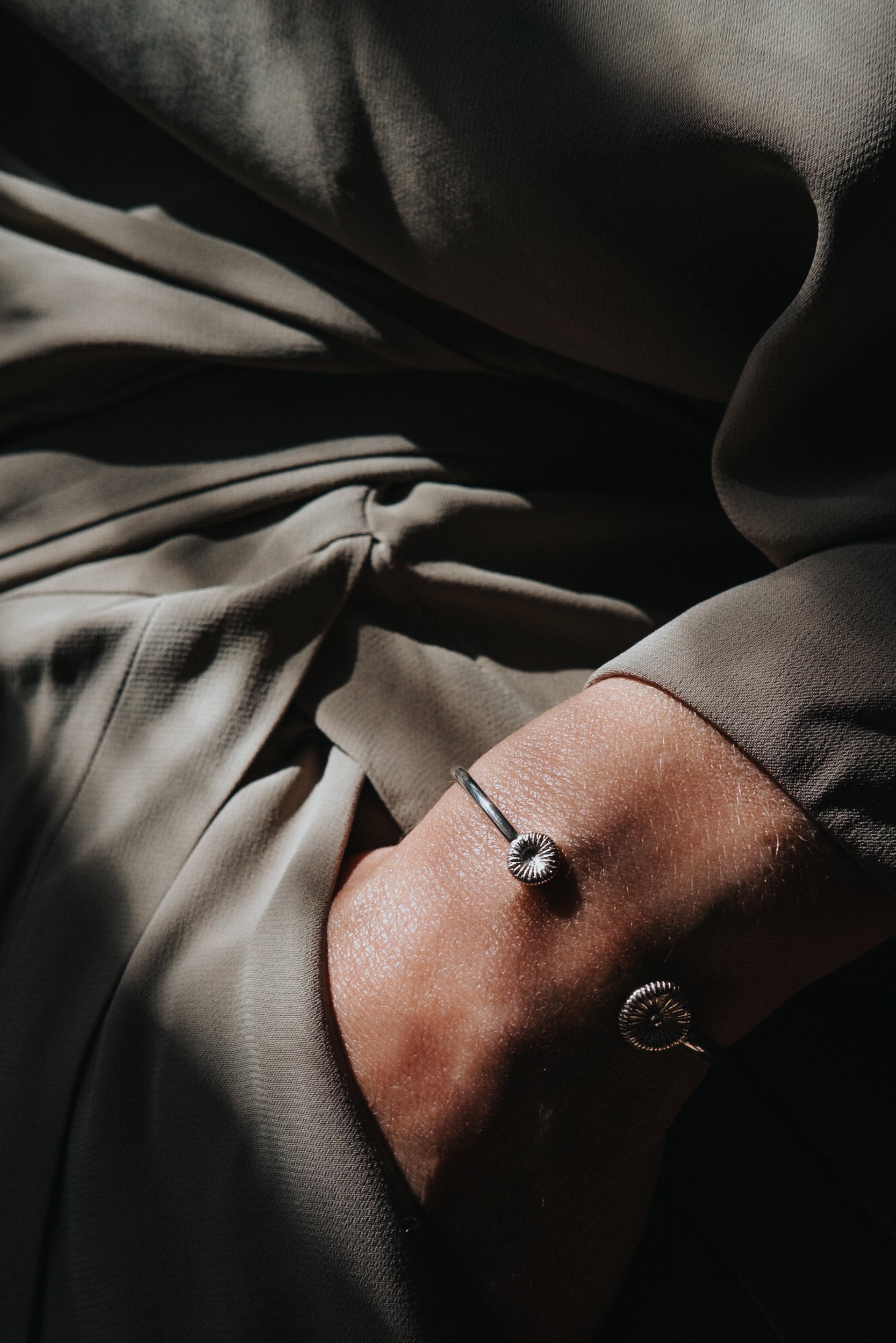 Knappkorall stelt armband i silver på handled