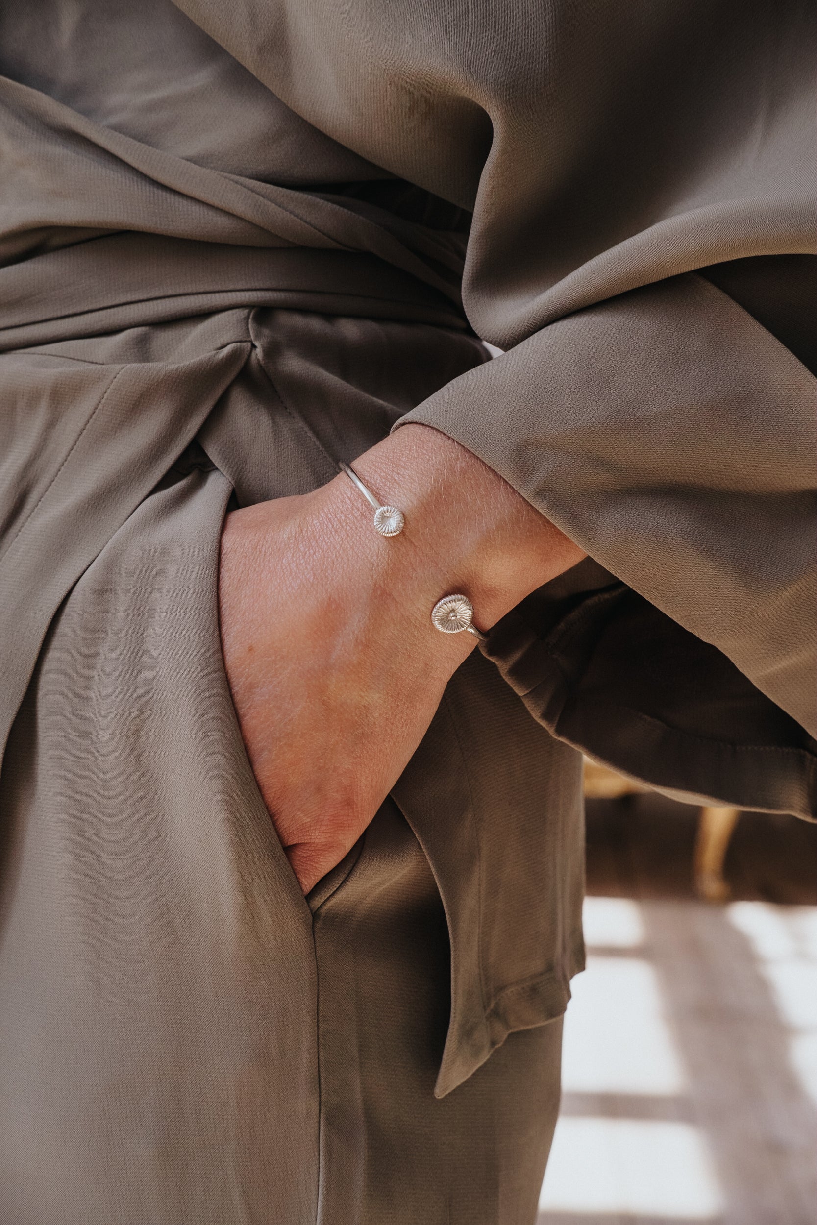 Knappkorall stelt armband i silver på handled