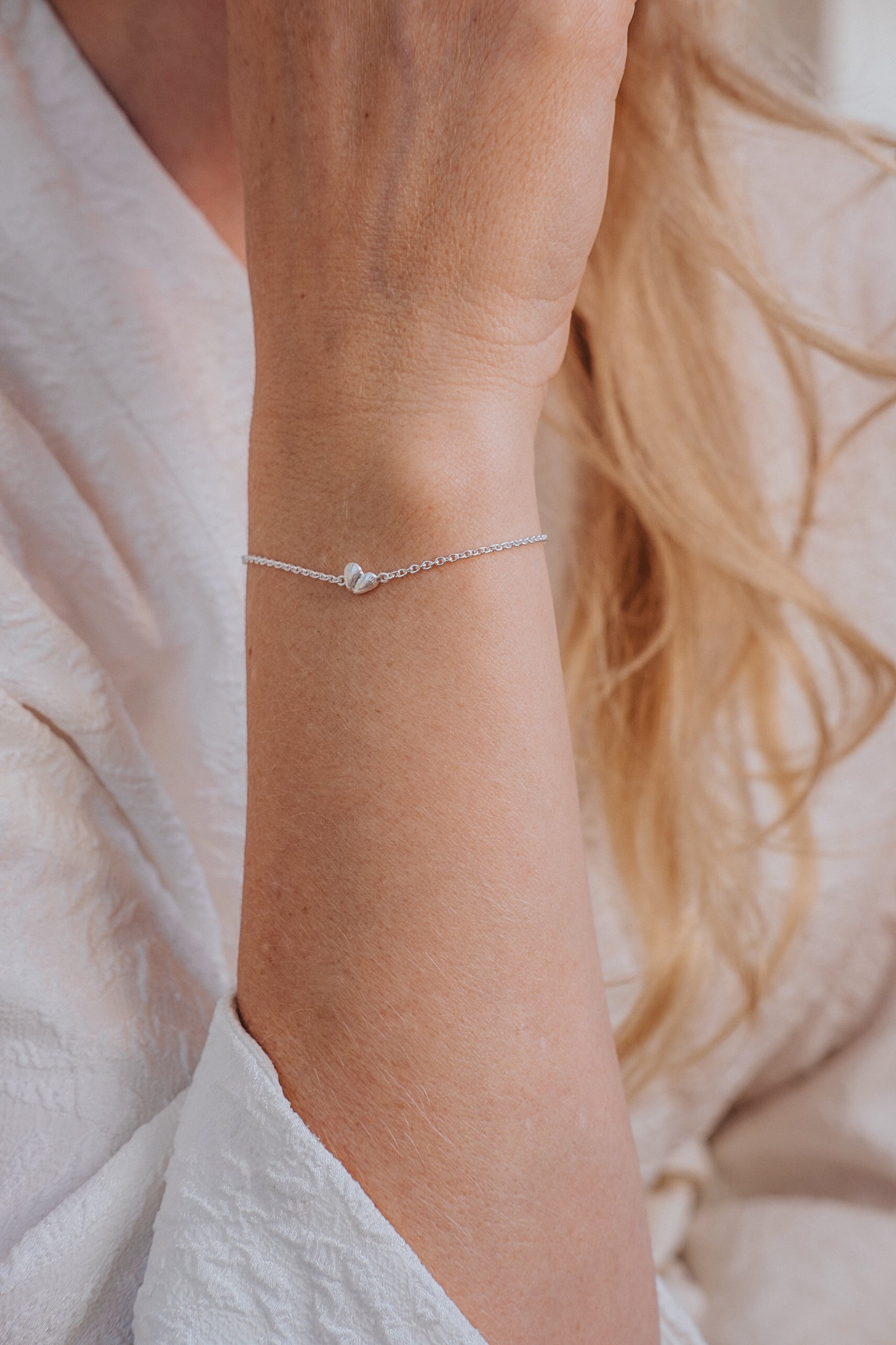 Heart of Gotland silverarmband på kvinnas handled