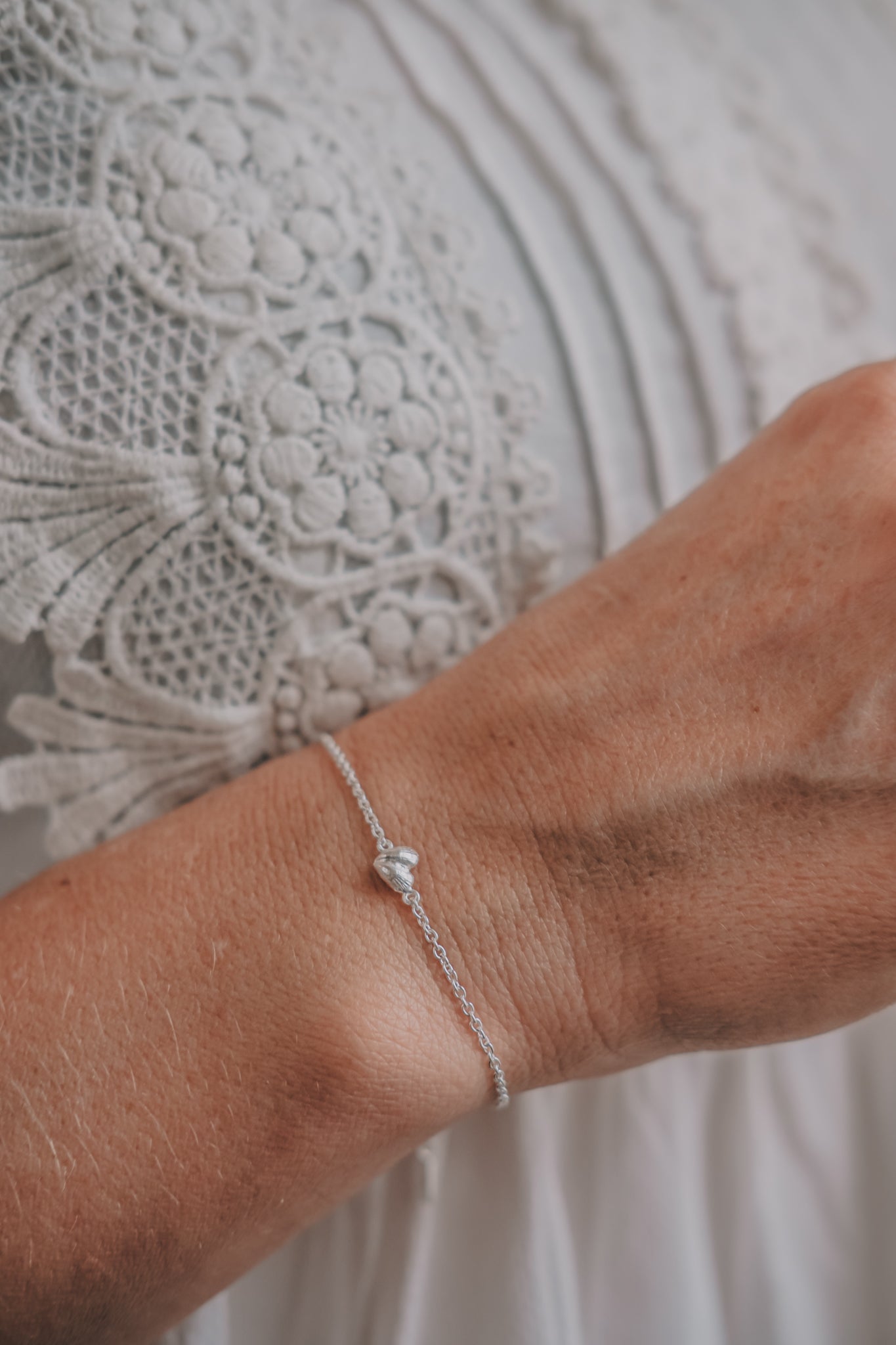 Heart of Gotland silverarmband på handled